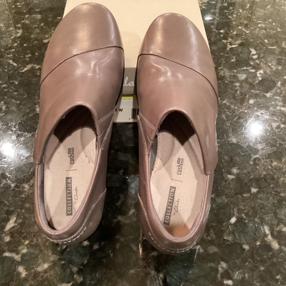 Excellent condition, collection by Clarks, soft cushion, gray leather, size 9W